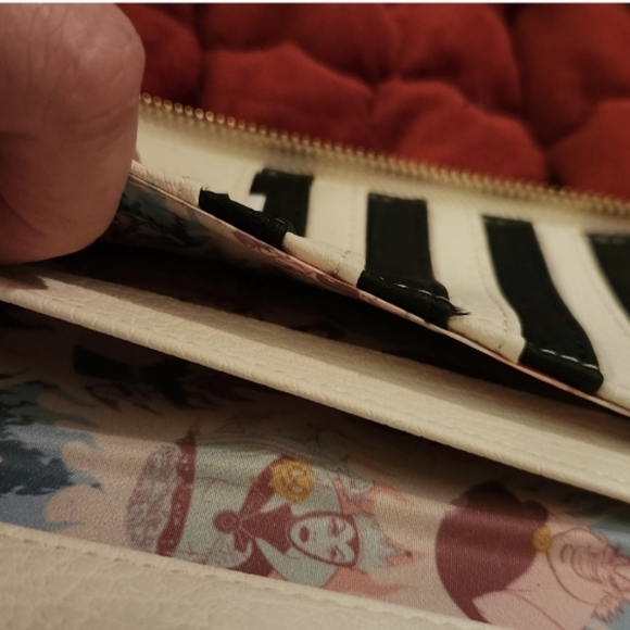 NWOT Disney/Loungefly wallet - Picture 3 of 5